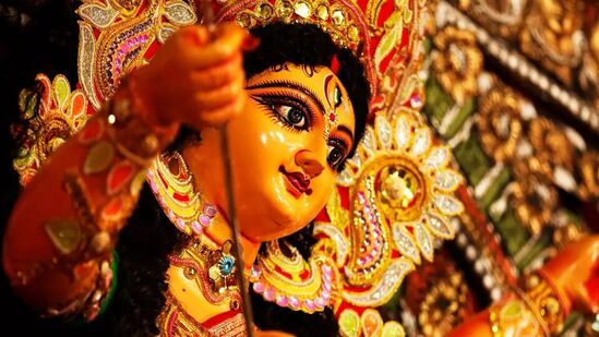 జ్యోతిషశాస్త్రం కూడా భగవతీ దేవి ఆరాధన గురించి వివరంగా వివరిస్తుంది. కొన్ని రాశుల వాళ్ళు అంటే దుర్గామాతకు చాలా ఇష్టం. అందువల్ల ఈ రాశివారికి&nbsp;&nbsp;ఎల్లప్పుడూ అమ్మవారి ఆశీస్సులు ఉంటాయి. ఈ రాశుల గురించి తెలుసుకుందాం&nbsp;. &nbsp;