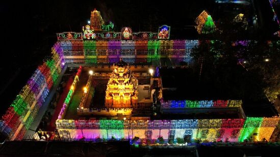 కనకదుర్గమ్మ కొలువైన ప్రధాన ఆలయం