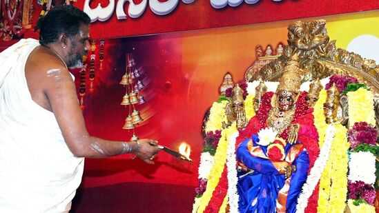 దసరా ఉత్సవాల్లో ఇంద్రకీలాద్రిపై &nbsp;గాయత్రీదేవీ అలంకారంలో ఉన్న అమ్మవారికి అర్చనలు