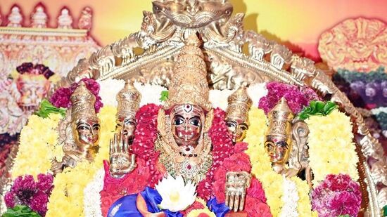 పంచ ముఖాలతో గాయత్రీ దేవి అలంకారంలో భక్తులకు దర్శనం ఇస్తున్న దుర్గామాత