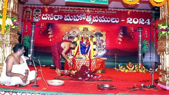 మహామండపంలో గాయత్రీమాతకు పూజలు చేస్తున్న అర్చకులు