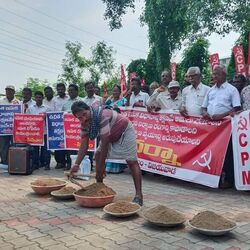 <p>సామాన్యులకు ఇసుక కావాలంటే బ్లాక్‌లో కొనుగోలు చేసుకోవాల్సి వ‌స్తుంది. బ్లాక్‌లో ఇసుకకు వేలల్లో వ‌సూలు చేస్తున్నారు. గ‌తం కంటే ఎక్కువ ఇసుక అక్ర‌మ ర‌వాణా జ‌రుగుతోంది. దీంతో శుక్ర‌వారం సీపీఎం ఆధ్వ‌ర్యంలో రాష్ట్ర వ్యాప్తంగా అన్ని జిల్లాల్లోనూ, మండ‌లాల్లోనూ ఆందోళ‌నలు జ‌రిగాయి. ఉచిత ఇసుక అమ‌లు చేయాల‌ని, బ్లాక్ మార్కెట్‌ను అరిక‌ట్టాల‌ని సీపీఎం నేత‌లు డిమాండ్ చేశారు.&nbsp;</p>