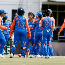 <p>మహిళల టీ20 ప్రపంచకప్‍లో కీలకమైన పోరుకు భారత జట్టు రెడీ అయింది. పాకిస్థాన్‍తో హైవోల్టేజ్ సమరానికి సంసిద్ధమైంది. దుబాయి వేదికగా రేపు (అక్టోబర్ 6) మెగాటోర్నీలో టీమిండియా, పాక్ మధ్య గ్రూప్-ఏ మ్యాచ్ జరగనుంది.&nbsp;</p>
