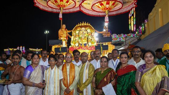 శనివారం చిన్నశేష వాహన సేవ ఉంది. మధ్యాహ్నం 1 గంట నుంచి మధ్యాహ్నం 3 గంటల వరకు స్నపనం నిర్వహిస్తారు. రాత్రి 7 గంటల నుంచి రాత్రి 9 గంటల వరకు హంస వాహన సేవ నిర్వహిస్తారు.