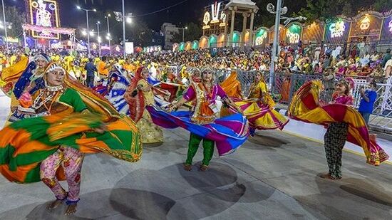 మాడ వీధుల్లో అంగ‌రంగ వైభ‌వంగా జ‌రిగిన వాహ‌న‌సేవ‌లో వివిధ క‌ళాబృందాల ప్రద‌ర్శన‌లు భ‌క్తుల‌ను ఎంత‌గానో ఆక‌ట్టుకున్నాయి. పెద్ద సంఖ్యలో భ‌క్తులు స్వామివారిని వాహ‌న‌సేవ‌లో ద‌ర్శించుకున్నారు.