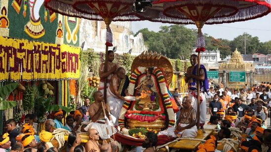 ఏనుగులు, అశ్వాలు ముందు కదులుతుండగా భక్తుల కోలాటాలు, మంగ‌ళ వాయిద్యాలు, ఇతర కళాప్రదర్శనల నడుమ వాహనసేవ అత్యంత రమణీయంగా జరిగింది