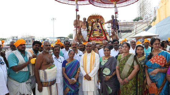 శనివారం రాత్రి 7 నుంచి 9 గంటల వరకు హంస వాహనంపై స్వామివారు భక్తులను కటాక్షించనున్నారు. &nbsp;ఈ కార్యక్రమంలో తిరుమ‌ల శ్రీ‌శ్రీ‌శ్రీ పెద్ద జీయ‌ర్ స్వామి, శ్రీ‌శ్రీ‌శ్రీ చిన్న జీయ‌ర్ స్వామి, టీటీడీ ఈవో జె.శ్యామ‌ల‌రావు, ఆలయ డిప్యూటీ ఈవో లోకనాథం తదితరులు పాల్గొన్నారు. మరోవైపు టీటీడీ ధార్మిక ప్రాజెక్టుల ఆధ్వర్యంలో నిర్వహించిన కళా బృందాల ప్రదర్శనలు భక్తులకు ఆధ్యాత్మికానందం కలిగించాయి