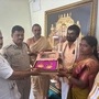 విజయవాడ ఇంద్రకీలాద్రిపై దసరా మహోత్సవాలు కన్నుల పండుగగా జరుగుతున్నారు. భక్తులు పెద్ద సంఖ్యలో అమ్మవారిని దర్శించుకుంటున్నారు. కోరిన కోర్కెలు తీర్చే బెజవాడ దుర్గమ్మను దర్శంచుకుని, తమ మొక్కులు తీర్చుకుంటున్నారు. ఎంతోమంది భక్తులు అమ్మవారికి కానుకలు సమర్పించుకుంటున్నారు. <p>విజయవాడ ఇంద్రకీలాద్రిపై దసరా మహోత్సవాలు కన్నుల పండుగగా జరుగుతున్నారు. భక్తులు పెద్ద సంఖ్యలో అమ్మవారిని దర్శించుకుంటున్నారు. కోరిన కోర్కెలు తీర్చే బెజవాడ దుర్గమ్మను దర్శంచుకుని, తమ మొక్కులు తీర్చుకుంటున్నారు. ఎంతోమంది భక్తులు అమ్మవారికి కానుకలు సమర్పించుకుంటున్నారు. </p>