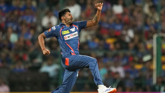 యంగ్ సెన్సేషనల్ పేసర్ మయాంక్ యాదవ్ కూడా ఈ మ్యాచ్‍తో భారత జట్టులో అరంగేట్రం చేశాడు. ఈ ఏడాది ఐపీఎల్‍లో లక్నో సూపర్ జెయింట్స్ తరఫున ఆడిన ఆడిన మయాంక్ యాదవ్.. గంటకు 150 కిలోమీటర్లకు పైగా వేగంతో బంతులను అలవోకగా సంధించాడు. మెరుపు బౌలింగ్‍తో భారత జట్టులోనూ రాణించాలని పట్టుదలగా ఉన్నాడు.&nbsp;