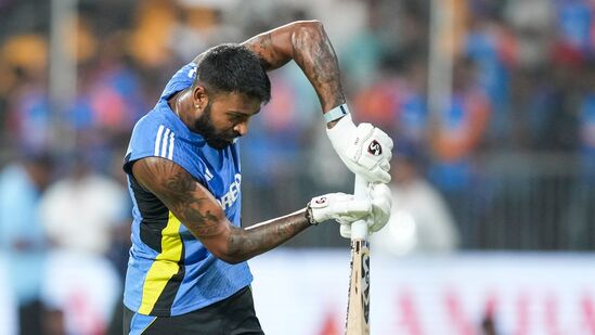 బంగ్లాదేశ్‍తో తొలి టీ20లో భారత తుది జట్టులో తెలుగు ప్లేయర్ తిలక్ వర్మకు ప్లేస్ దక్కలేదు. రవి బిష్ణోయ్ కూడా బెంచ్‍పై పరిమితం అయ్యాడు.&nbsp;తొలి టీ20లో భారత తుది జట్టు: అభిషేక్ శర్మ, సంజూ శాంసన్ (వికెట్ కీపర్), సూర్యకుమార్ యాదవ్ (కెప్టెన్), నితీశ్ కుమార్ రెడ్డి, హార్దిక్ పాండ్యా, రియాన్ పరాగ్, రింకూ సింగ్, వాషింగ్టన్ సుందర్, వరుణ్ చక్రవర్తి, అర్షదీప్ సింగ్, మయాంక్ యాదవ్