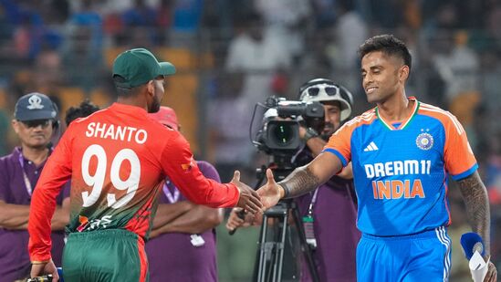 బంగ్లాదేశ్ ఇద్దరు స్పిన్నర్లతో బరిలోకి దిగింది. బంగ్లాదేశ్ తుది జట్టు: లిటన్ దాస్(వికెట్ కీపర్), పర్వేజ్ హుసేన్ ఎమోన్, నజ్ముల్ హుసేన్ శాంతో(కెప్టెన్), తౌహిద్ హృదయ్, మహ్మదుల్లా, జాకర్ అలీ, మెహదీ హసన్ మిరాజ్, రిషాద్ హుసేన్, తస్కిన్ అహమ్మద్, ముస్తాఫిజుర్ రహమాన్, షరీఫుల్ ఇస్లాం