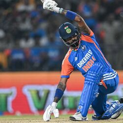 <p>Hardik Pandya Record: హార్దిక్ పాండ్యా ఇప్పుడో అరుదైన రికార్డు సాధించాడు. బంగ్లాదేశ్ తో తొలి టీ20లో అతడు కేవలం 16 బంతుల్లోనే 5 ఫోర్లు, 2 సిక్స్ లతో 39 పరుగులు చేసి అజేయంగా నిలిచాడు.</p>