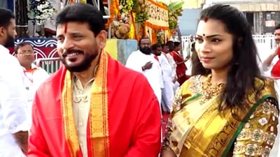 Duvvada Divvela At Tirumala : తిరుమలలో దువ్వాడ, దివ్వెల జంట- పెళ్లి వార్తలు  వైరల్-ysrcp mlc duvvada srinivas divvela madhuri visited tirumala temple  marriage news photos viral ,ఆంధ్ర ప్రదేశ్ ...