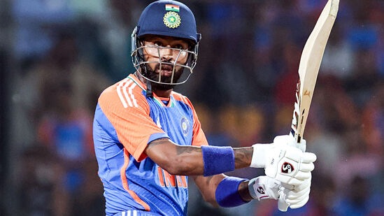 Hardik Pandya Record: ఈ క్రమంలో అతడు విరాట్ కోహ్లి రికార్డు బ్రేక్ చేశాడు. గతంలో అతడు ఇలా సిక్స్ తో నాలుగు టీ20 మ్యాచ్ లను ముగించాడు. ఇప్పుడు హార్దిక్ ఐదు మ్యాచ్ లలో ఇలా చేసి రికార్డు అందుకున్నాడు. ఈ ఇద్దరి తర్వాత ధోనీ, రిషబ్ పంత్ ఉన్నారు. వీళ్లు మూడేసి మ్యాచ్ లలో ఇలా సిక్స్ తో ముగించారు.