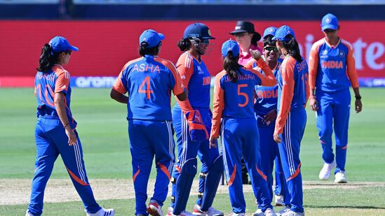 Women's T20 World Cup Points Table: వుమెన్స్ టీ20 వరల్డ్ కప్ 2024లో భాగంగా ఆదివారం (అక్టోబర్ 6) పాకిస్థాన్ తో జరిగిన మ్యాచ్ లో గెలిచిన ఇండియన్ టీమ్ గ్రూప్ ఎలో 4వ స్థానంలో ఉంది. ఇండియా చేతుల్లో ఓడినా పాక్ టీమ్ మాత్రం మెరుగైన నెట్ రన్‌రేట్ తో మూడో స్థానంలో కొనసాగుతోంది. తొలి రెండు స్థానాల్లో న్యూజిలాండ్, ఆస్ట్రేలియా ఉన్నాయి. భారత్ సెమీస్ చేరాలంటే మాత్రం మిగిలిన రెండు మ్యాచ్ లలో కచ్చితంగా గెలవాలి. అందులో డిఫెండింగ్ ఛాంపియన్ ఆస్ట్రేలియా కూడా ఓ మ్యాచ్ లో ప్రత్యర్థిగా ఉంది.