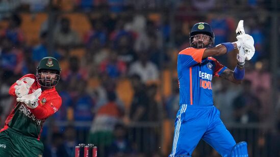 Hardik Pandya Record: బంగ్లాదేశ్ తో జరిగిన తొలి టీ20లో హార్దిక్ పాండ్యా 4 ఓవర్లలో 26 పరుగులు ఇచ్చి ఒక వికెట్ తీశాడు. బౌలింగ్ లో అంతగా రాణించకపోయినా.. బ్యాటింగ్ లో మాత్రం ఆకాశమే హద్దుగా చెలరేగి ఇండియా కేవలం 11.5 ఓవర్లలోనే చేజ్ చేయడంలో కీలకపాత్ర పోషించాడు.