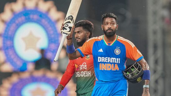 Hardik Pandya Record: గ్వాలియర్ లో బంగ్లా నిర్దేశించిన లక్ష్యాన్ని భారత జట్టు కేవలం 11.5 ఓవర్లలోనే ఛేదించి విజయాన్ని ఖాయం చేసుకుంది. తస్కిన్ వేసిన ఆ ఓవర్ ఐదో బంతికి సిక్స్ కొట్టడం ద్వారా హార్దిక్ టీమ్ ను గెలిపించాడు. ఓ అంతర్జాతీయ మ్యాచ్ ను సిక్స్ తో ముగించడం హార్దిక్ కు ఇది ఐదోసారి.