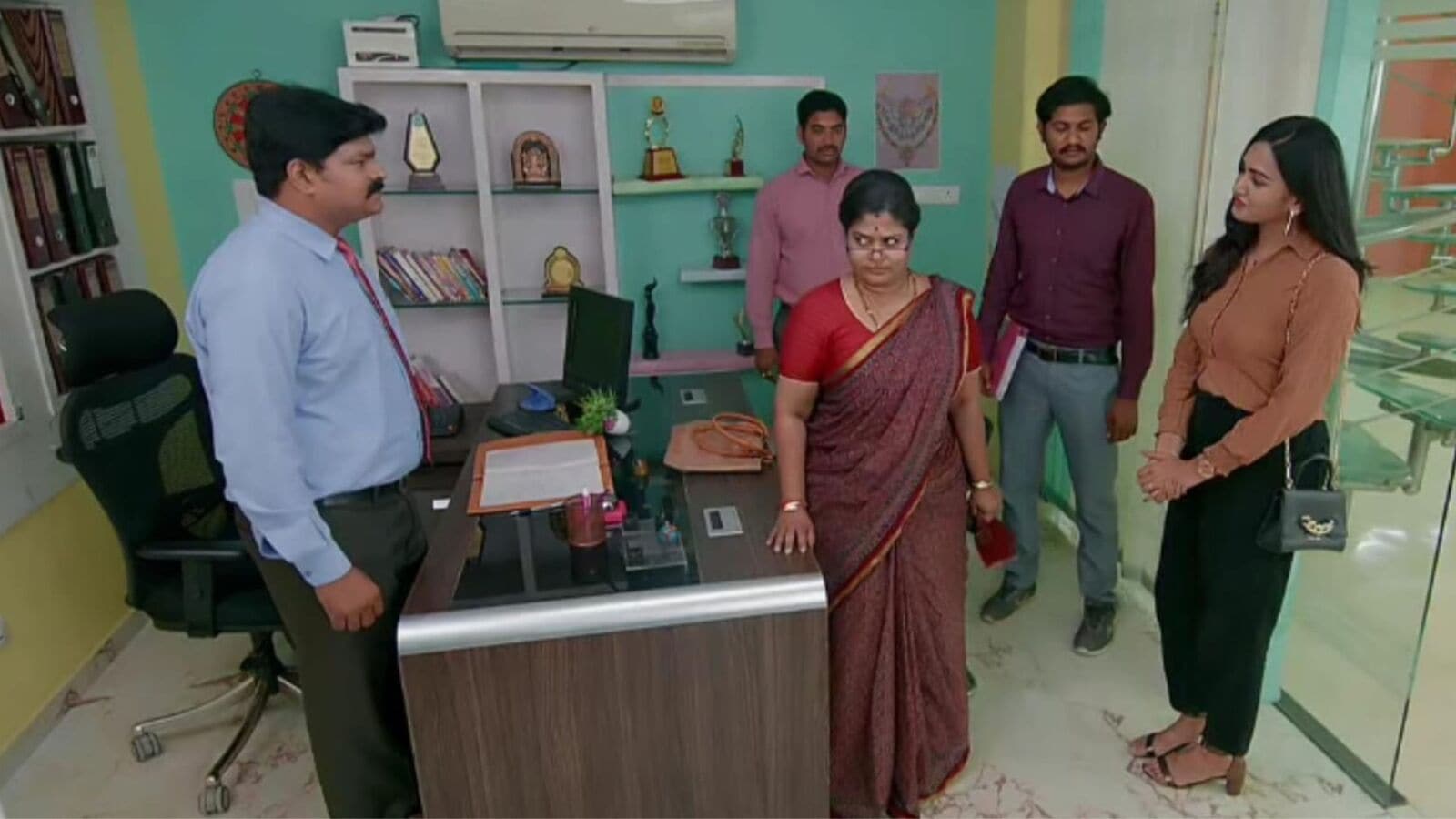 Brahmamudi October 8th Episode: తాతయ్యకు ఎదురుతిరిగిన రాజ్- ఆఫీసర్ కనకేశ్వరిగా కనకం- కావ్యను కాపాడేందుకు ప్లాన్- కానీ!