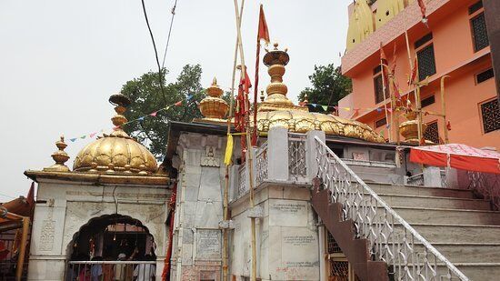 భారత దేశంలో ఉన్న 51 శక్తిపీఠాల్లో ఈ జ్వాలాముఖి ఆలయం ఒకటి. ఈ ఆళయాన్ని రాజా భూమి చాంద్ నిర్మించారు. ఒకప్పటి ముఘల్ చక్రవర్తి అక్బర్ సైతం ఈ ఆలయాన్ని సందర్శించారు. జ్వాలలను ఆపేందుకు ఆయన చేసిన ప్రయత్నాలు విఫలమయ్యాయి. అప్పటి నుంచి ఈ ఆలయ ప్రాముఖ్యత మరింత పెరిగింది. భారత దేశంలో ఉన్న 51 శక్తిపీఠాల్లో ఈ జ్వాలాముఖి ఆలయం ఒకటి. ఈ ఆళయాన్ని రాజా భూమి చాంద్ నిర్మించారు. ఒకప్పటి ముఘల్ చక్రవర్తి అక్బర్ సైతం ఈ ఆలయాన్ని సందర్శించారు. జ్వాలలను ఆపేందుకు ఆయన చేసిన ప్రయత్నాలు విఫలమయ్యాయి. అప్పటి నుంచి ఈ ఆలయ ప్రాముఖ్యత మరింత పెరిగింది.