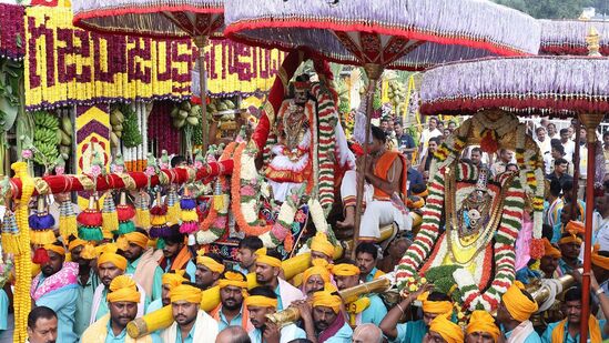 రంగురంగుల పట్టు వస్త్రాలు, మిరుమిట్లు గొలిపే ఆభరణాలు ధరించి స్వామివారు భక్తులకు దర్శనమిచ్చారు.&nbsp;