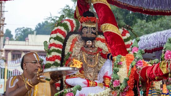 తిరుమల స్వామివారి శ్రీవారి సాలకట్ల బ్రహ్మోత్సవాలు వైభవంగా జరుగుతున్నాయి. ఐదో రోజు మంగళవారం నాడు శ్రీ మలయప్ప విశ్వసుందరి మోహిని రూపంలో భక్తులకు దర్శనమిచ్చారు.