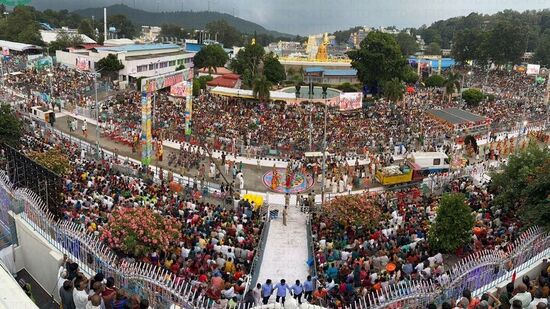 తిరుమల శ్రీవారి బ్రహ్మోత్సవాల్లో అత్యంత కీలకమైన గరుడ సేవకు లక్షలాది మంది భక్తులు తరలివచ్చారు. గరుడవాహనం మాడవీధుల్లో విహరిస్తుంటే గోవిందా నామస్మరణ మారుమోగింది.