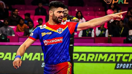 Pro Kabaddi League All Time Best 7: పీకేఎల్లో ఎలాంటి సందేహం లేకుండా అత్యుత్తమ ప్లేయర్ పర్దీప్ నర్వాలే అని చెప్పొచ్చు. అతడు పది సీజన్లలో 170 మ్యాచ్ లలో ఏకంగా 1690 పాయింట్లను సొంతం చేసుకొని లీగ్ బెస్ట్ రైడర్ గా నిలుస్తున్నాడు. ఈసారి బెంగళూరు బుల్స్ తరఫున ఆడుతున్నాడు.