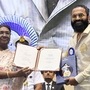 <p>కాంతార సినిమాకు గాను జాతీయ ఉత్తమ నటుడిగా అవార్డును అందుకున్నారు కన్నడ స్టార్ హీరో రిషబ్ శెట్టి. రాష్ట్రపతి ద్రౌపది ముర్ము అతడిని పురస్కారం ప్రదానం చేశారు.</p>