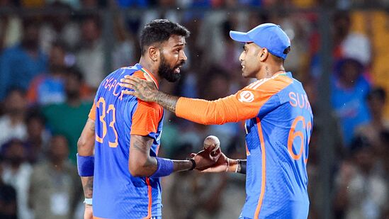 Team India Schedule: ఇక ఇటు మెన్స్ టీమ్ బంగ్లాదేశ్ పై టీ20 సిరీస్ విజయంపై కన్నేసి రెండో టీ20 బరిలోకి దిగుతోంది. ఇప్పటికే తొలి టీ20లో సులువుగా గెలిచిన విషయం తెలిసిందే. ఢిల్లీలో జరగనున్న ఈ మ్యాచ్ రాత్రి 7 గంటలకు ప్రారంభం అవుతుంది.