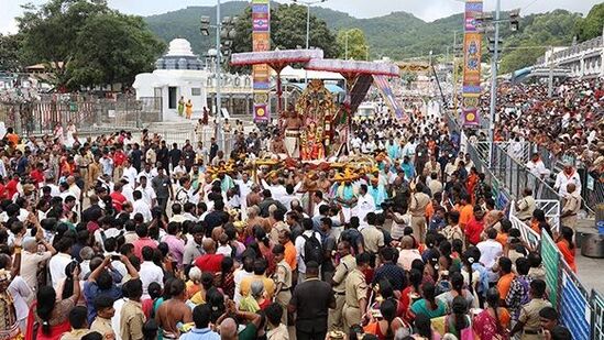 బ్రహ్మోత్సవాల్లో స్వామి వారిని దర్శించుకునేందుకు భక్తులు తిరుమలకు పోటెత్తారు.&nbsp;