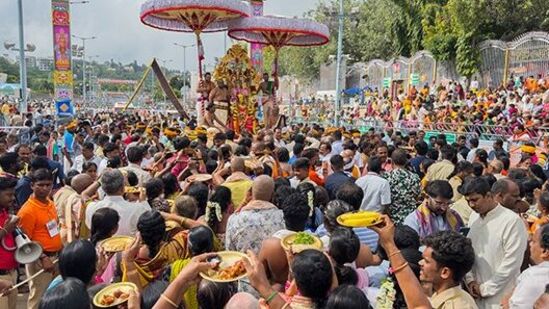 మాడ వీధుల్లో హనుమంత వాహనంపై విహరిస్తున్న మలయప్ప స్వామి