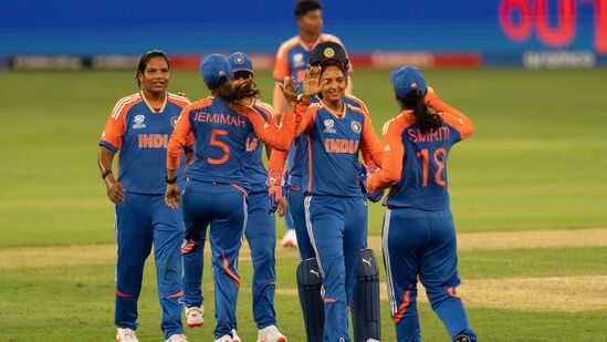 Team India Schedule: మహిళల టీ20 వరల్డ్ కప్ లో భాగంగా తొలి మ్యాచ్ లో న్యూజిలాండ్ చేతుల్లో ఓడిన టీమిండియా.. రెండో మ్యాచ్ లో పాకిస్థాన్ పై గెలిచి బోణీ చేసింది. ఇక ఇప్పుడు మూడో మ్యాచ్ లో ఆసియా కప్ ఛాంపియన్స్ శ్రీలంకతో చావో రేవోలాంటి మ్యాచ్ లో తలపడనుంది. ఈ మ్యాచ్ దుబాయ్ ఇంటర్నేషనల్ స్టేడియంలో భారత కాలమానం ప్రకారం రాత్రి 7.30 గంటలకు ప్రారంభం అవుతుంది.&nbsp;