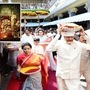 సీఎం చంద్రబాబు కుటుంబ సమేతంగా ఇంద్రకీలాద్రిపై అమ్మవారికి పట్టువస్త్రాలు సమర్పించారు. మూలా నక్షత్రం సందర్భంగా అమ్మవారిని కుటుంబ సమేతంగా సీఎం చంద్రబాబు దర్శించారు. అర్చకులు సీఎం చంద్రబాబు కుటుంబానికి వేద ఆశీర్వచనం అందించిన, అమ్మవారి చిత్ర పటాలు, తీర్థప్రసాదాలు అందజేశారు. <p>సీఎం చంద్రబాబు కుటుంబ సమేతంగా ఇంద్రకీలాద్రిపై అమ్మవారికి పట్టువస్త్రాలు సమర్పించారు. మూలా నక్షత్రం సందర్భంగా అమ్మవారిని కుటుంబ సమేతంగా సీఎం చంద్రబాబు దర్శించారు. అర్చకులు సీఎం చంద్రబాబు కుటుంబానికి వేద ఆశీర్వచనం అందించిన, అమ్మవారి చిత్ర పటాలు, తీర్థప్రసాదాలు అందజేశారు. </p>