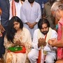 ఇంద్రకీలాద్రిపై అమ్మవారి దర్శనం తర్వాత వేద ఆశీర్వచనాలు అందిస్తున్న అర్చకులు <p>ఇంద్రకీలాద్రిపై అమ్మవారి దర్శనం తర్వాత వేద ఆశీర్వచనాలు అందిస్తున్న అర్చకులు</p>