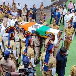 పారిశ్రామికవేత్త, దాత రతన్ టాటా అంత్యక్రియలు గురువారం సాయంత్రం సెంట్రల్ ముంబై శ్మశానవాటికలో పూర్తి ప్రభుత్వ లాంఛనాలతో జరిగాయి.