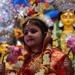 <p>నవరాత్రుల పండుగ తొమ్మిది రోజుల పాటు ఉంటాయి. ఇక్కడ దుర్గామాతను&nbsp;9&nbsp;విభిన్న రూపాలలో పూజిస్తారు. నవరాత్రల్లో చివరి రోజు నవమి నాడు చిన్నపిల్లలను దేవతలుగా పూజిస్తే మంచిది. దీన్నే కన్యా పూజా లేదా కొంజాక్ అని కూడా అంటారు.</p>