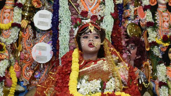 ఇంటికి వచ్చిన అమ్మాయిలు వెళ్లిన వెంటనే ఇంటిని శుభ్రం చేయకూడదు.