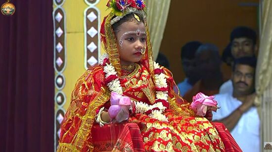 చిన్నారిని పూజించాక ఆమె కాళ్లకు నమస్కరించండి. లేకపోతే దుర్గామాతకు కోపం వస్తుంది.