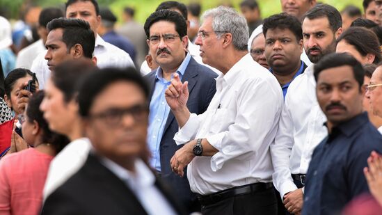 86 ఏళ్ల వయసులో కన్నుమూసిన రతన్ టాటా పార్థివదేహానికి నివాళులు అర్పించేందుకు ఆదిత్య బిర్లా గ్రూప్ చైర్మన్ కుమార మంగళం బిర్లా గురువారం ముంబైకి చేరుకున్నారు.