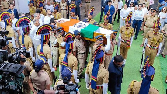 గురువారం ముంబైలో రతన్ టాటా అంత్యక్రియలు జరుగనున్న నేపథ్యంలో వర్లీ శ్మశానవాటిక వద్ద అభిమానులు నివాళులర్పించారు.