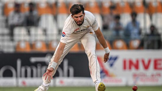 Pakistan vs England 1st Test: ఇంగ్లండ్ బ్యాటర్ల ధాటికి పాకిస్థాన్ బౌలర్లకు చుక్కలు కనిపించాయి. మొత్తంగా ఇంగ్లండ్ టీమ్ 150 ఓవర్ల పాటు బ్యాటింగ్ చేయడంతో పాక్ బౌలర్లు పూర్తిగా అలసిపోయారు. ఆ టీమ్ స్టార్ పేస్ బౌలర్ అయిన అఫ్రిది 26 ఓవర్లలో 120 పరుగులు ఇచ్చి కేవలం ఒకే వికెట్ తీసుకున్నాడు.