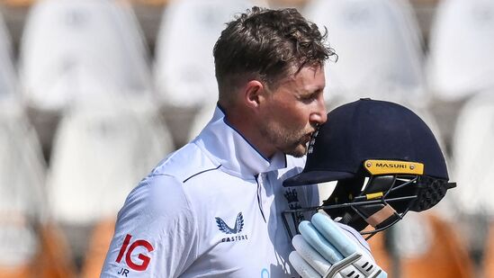 Pakistan vs England 1st Test: ముల్తాన్ టెస్టు మూడో రోజు ఆటలో టెస్టుల్లో 35వ సెంచరీ చేసి గవాస్కర్ ను అధిగమించిన జో రూట్.. నాలుగో రోజు దానిని డబుల్ సెంచరీగా మలిచాడు.