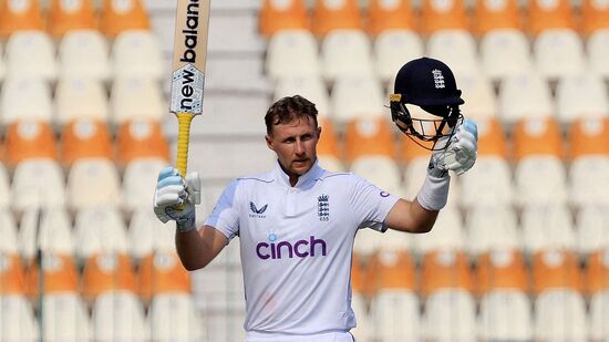 Pakistan vs England 1st Test: మరో ఇంగ్లండ్ స్టార్ బ్యాటర్ జో రూట్ కూడా డబుల్ సెంచరీ చేశాడు. అతడు 375 బంతుల్లో 17 ఫోర్లతో 262 పరుగులు చేసి ఔటయ్యాడు. టెస్టుల్లో ఇప్పటికే ఇంగ్లండ్ తరఫున అత్యధిక పరుగులు, అత్యధిక సెంచరీల రికార్డు అందుకున్న రూట్.. తన రికార్డుల వేట కొనసాగిస్తూనే ఉన్నాడు.