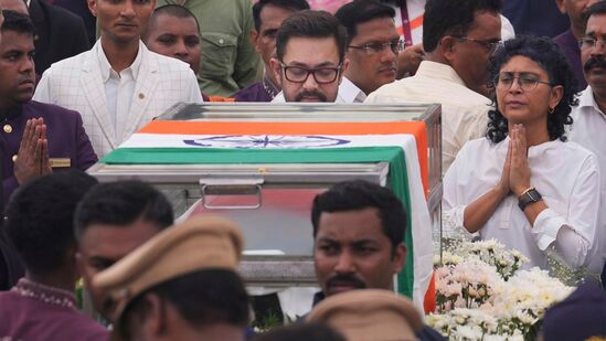 రతన్ టాటాకు బాలీవుడ్ నటుడు అమీర్ ఖాన్, దర్శకురాలు కిరణ్ రావు గురువారం ముంబైలోని ఎన్సీపీఏలో నివాళులు అర్పించారు.