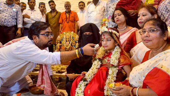 ఇంటికి వచ్చి నేరుగా బాలికలకు ఆహారం పెట్టే బదులు ముందుగా కాళ్లు కడిగి, బొట్టు పెట్టి ఆ తర్వాత ఇంట్లో కూర్చోబెట్టాలి.