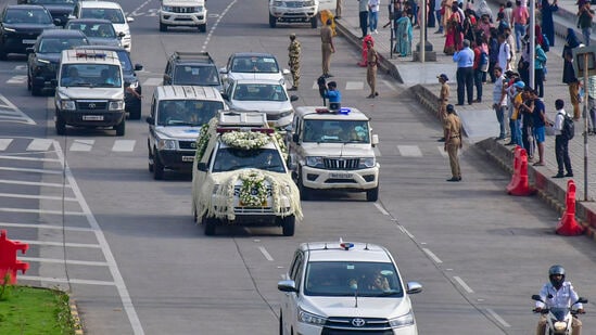 రతన్ టాటా పార్థివదేహాన్ని ముంబైలోని వర్లీ శ్మశానవాటికకు తరలిస్తున్న దృశ్యం