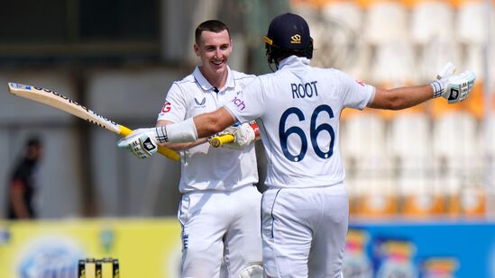 <p>Pakistan vs England 1st Test: హ్యారీ బ్రూక్, జో రూట్ పాకిస్థాన్ బౌలర్లకు చుక్కలు చూపించారు. ఇద్దరూ కలిసి నాలుగో వికెట్ కు ఏకంగా 453 పరుగులు జోడించడం విశేషం. ఈ ఇద్దరి జోరుతో ఇంగ్లండ్ తన తొలి ఇన్నింగ్స్ ను 7 వికెట్లకు 823 పరుగుల దగ్గర డిక్లేర్ చేసింది. పాకిస్థాన్ తొలి ఇన్నింగ్స్ లో 556 పరుగులు చేయగా.. ఇంగ్లండ్ కు 267 పరుగుల ఆధిక్యం లభించింది.</p>