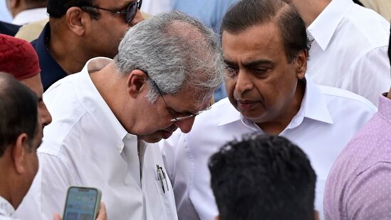 రతన్ టాటా అంతిమయాత్ర సందర్భంగా ఎన్సీపీఏలో నివాళులు అర్పిస్తున్న సమయంలో ముకేశ్ అంబానీ నోయల్ టాటాతో ముచ్చటించారు. నోయల్ టాటా టాటా స్టీల్, టైటాన్ వైస్ చైర్మన్ కాగా, ఆయన తల్లి సిమోన్ టాటా పలు టాటా కంపెనీలకు చైర్మన్ గా ఉన్నారు.