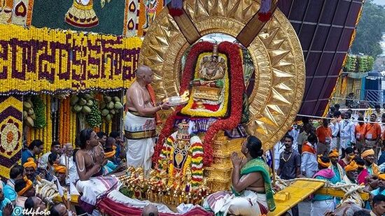 తిరుమల శ్రీవారి సాలకట్ల బ్రహ్మోత్సవాల్లో 7వ రోజు గురువారం ఉదయం 8 గంటలకు స్వామివారు బద్రి నారాయణుడి అలంకారంలో సూర్యప్రభ వాహనంపై భక్తులకు దర్శనమిచ్చారు.