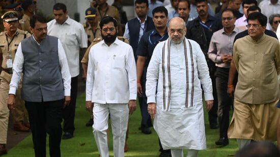 కేంద్ర హోంమంత్రి అమిత్ షా, మహారాష్ట్ర ముఖ్యమంత్రి ఏక్నాథ్ షిండే, డిప్యూటీ సీఎం దేవేంద్ర ఫడ్నవీస్, కేంద్ర మంత్రి పీయూష్ గోయల్ గురువారం ముంబైలోని ఎన్సీపీఏలో రతన్ టాటాకు నివాళులర్పించారు.